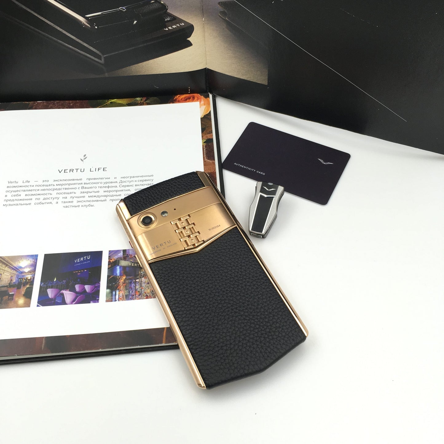 هاتف VERTU ASTER P BLACK المصنوع من جلد العجل المطلي بالذهب عيار 18 قيراطًا وبطاقتي SIM