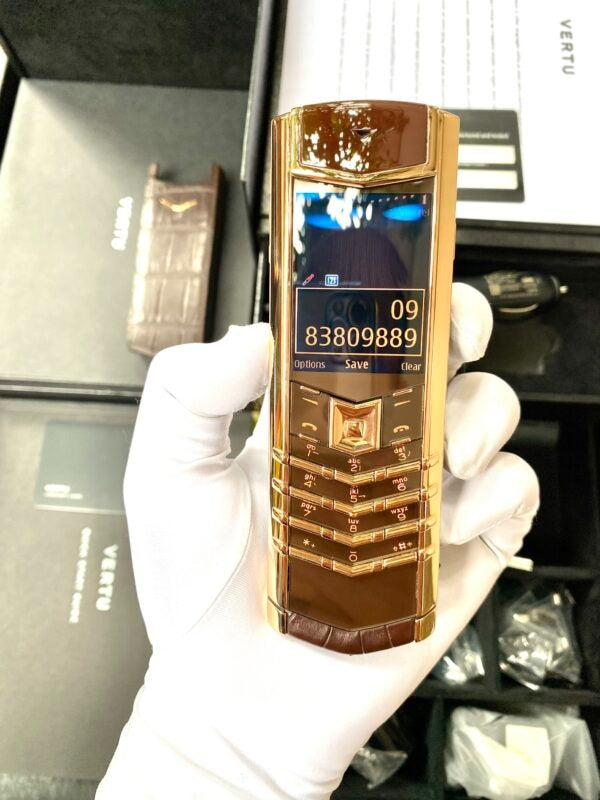 هاتف Vertu Signature S باللون الوردي الذهبي مع جلد التمساح