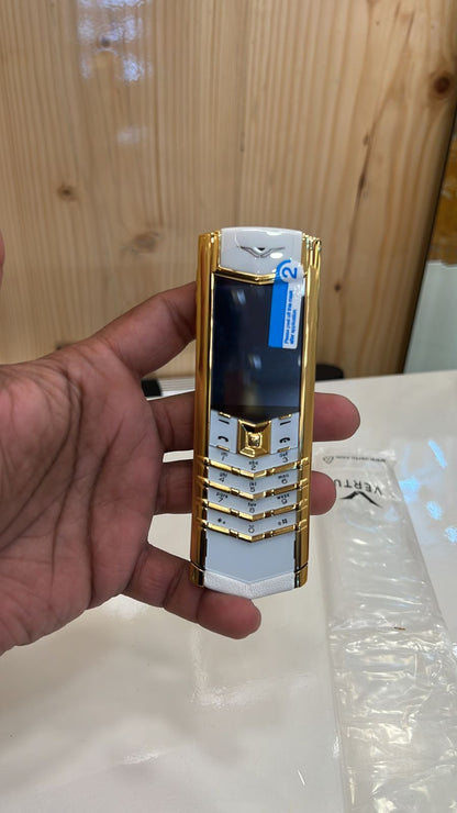 لوحة مفاتيح Vertu Signature باللون الأبيض من الذهب عيار 18 قيراطًا