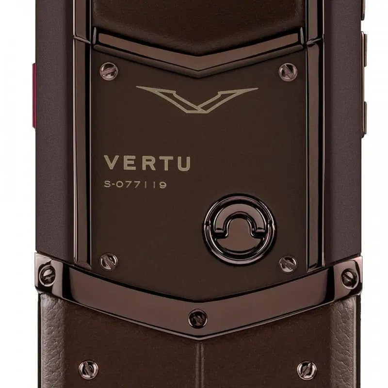 هاتف محمول Vertu Signature S باللون البني الشوكولاتي مع لوحة مفاتيح