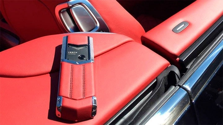 هاتف Vertu Signature S Bentley Limited Edition باللون الأحمر
