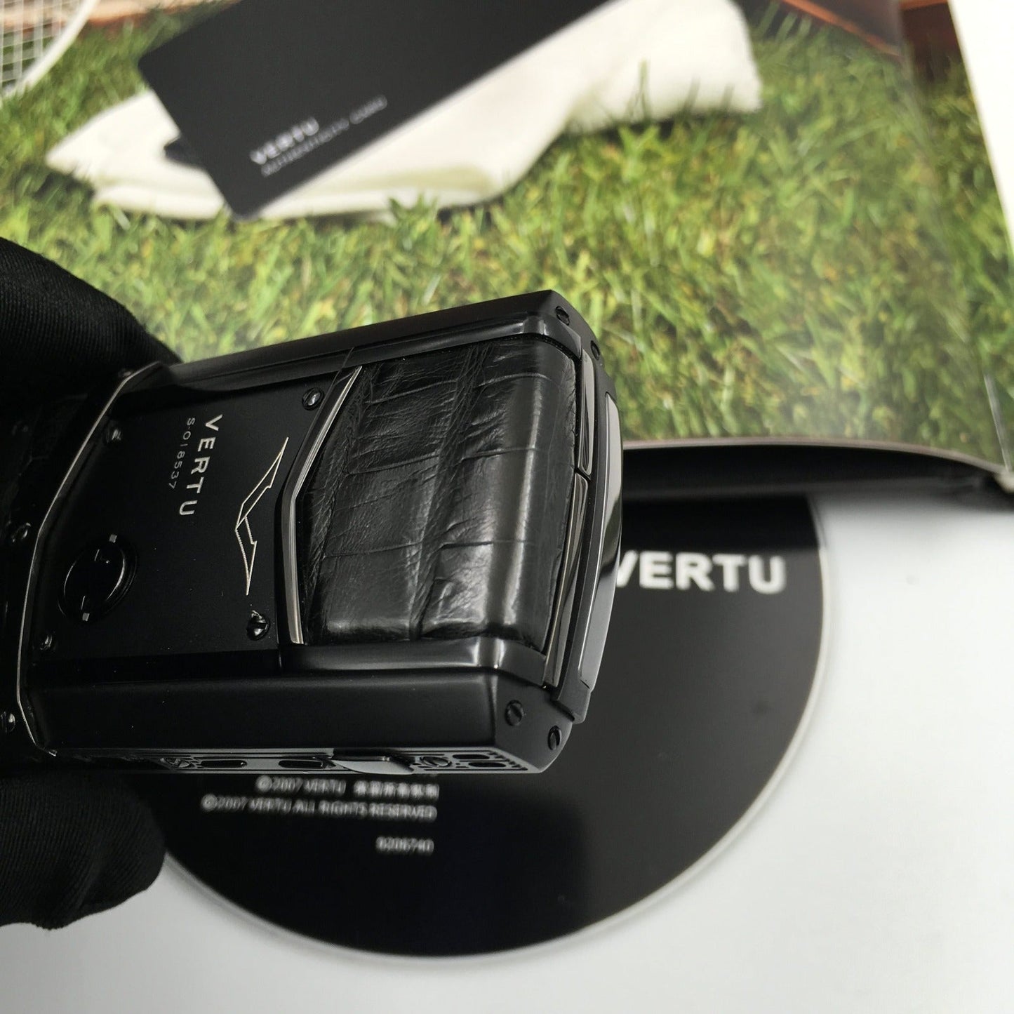 هاتف Vertu Signature S الفاخر باللون الأسود من جلد التمساح