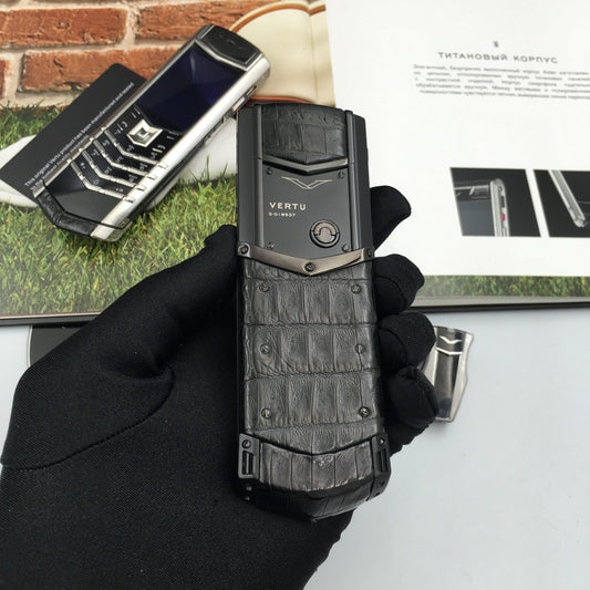 هاتف Vertu Signature S الفاخر باللون الأسود من جلد التمساح