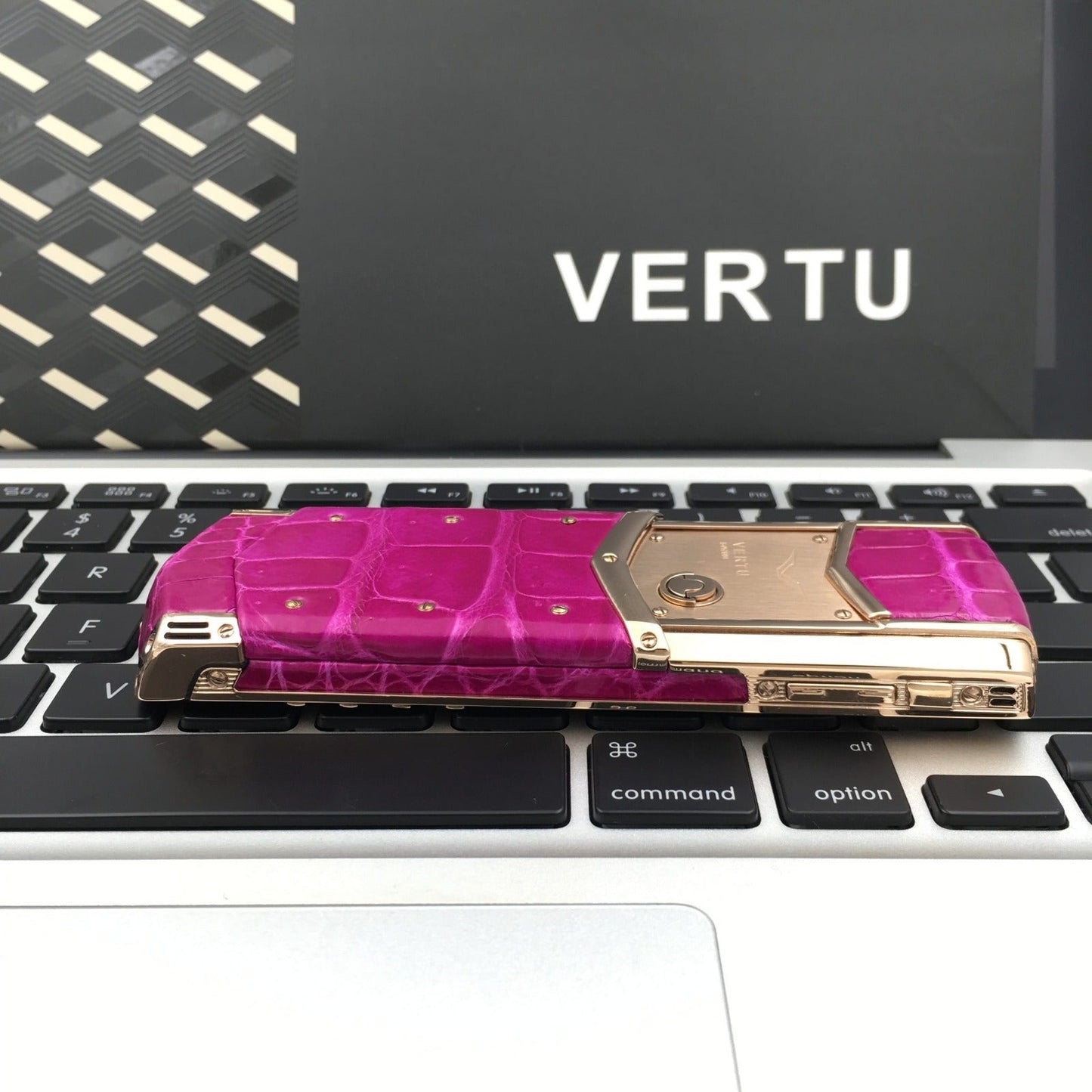 هاتف Vertu Signature S الفاخر للسيدات من Alligator بتصميم أصلي ولوحة مفاتيح