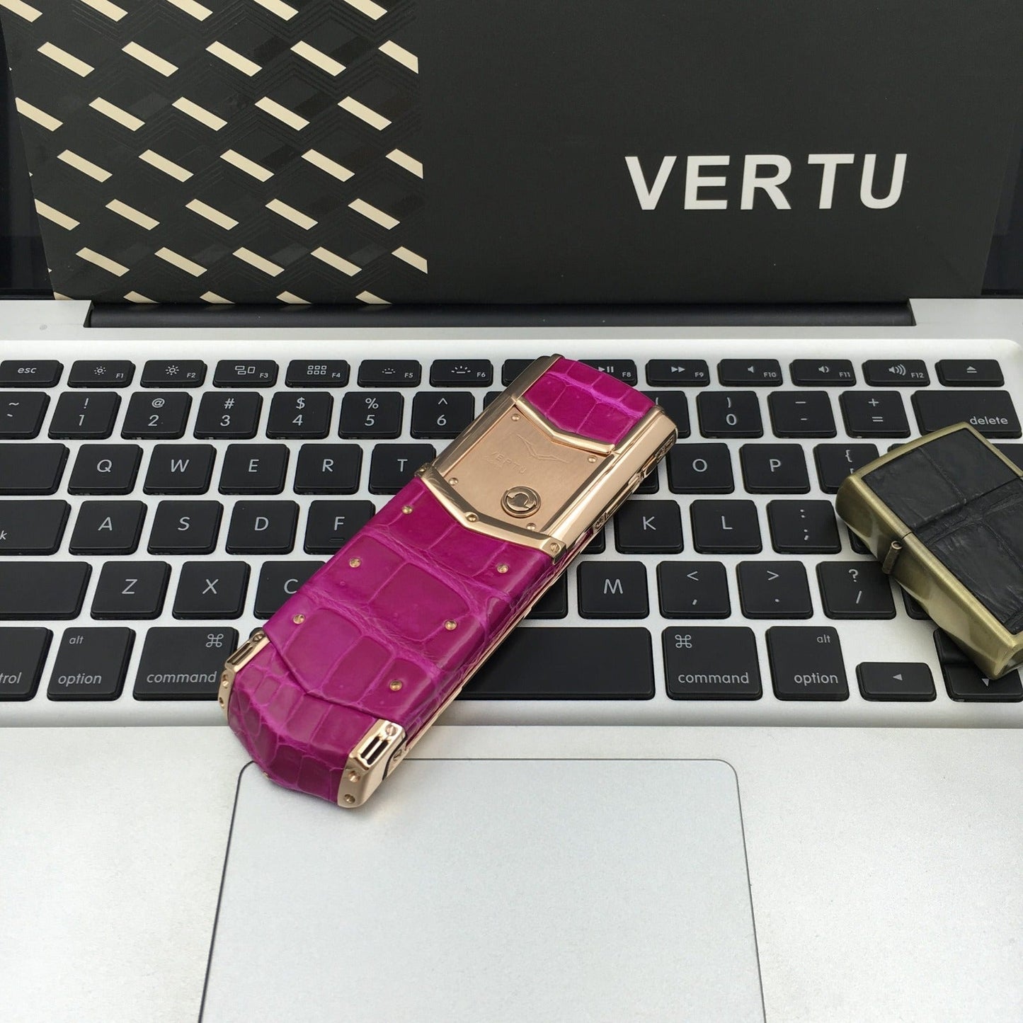 هاتف Vertu Signature S الفاخر للسيدات من Alligator بتصميم أصلي ولوحة مفاتيح