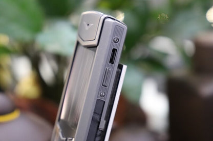 هاتف Vertu Signature S المحمول المصنوع من الزركونيوم والمصنوع من جلد التمساح
