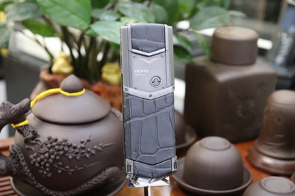 هاتف Vertu Signature S المحمول المصنوع من الزركونيوم والمصنوع من جلد التمساح