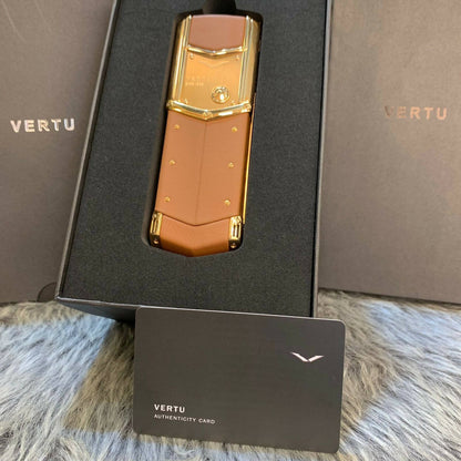 هاتف محمول Vertu Signature S مصنوع من الجلد باللون البني الفاتح مع لوحة مفاتيح وأزرار