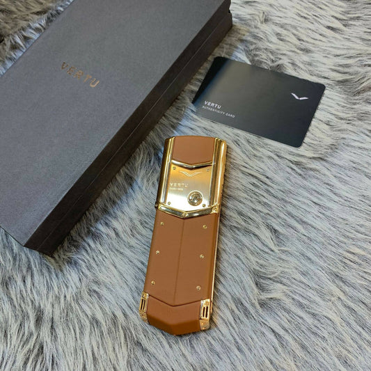 هاتف محمول Vertu Signature S مصنوع من الجلد باللون البني الفاتح مع لوحة مفاتيح وأزرار